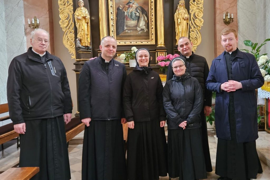 Bethanien-Schwestern mit Priestern während des Priestersonntags